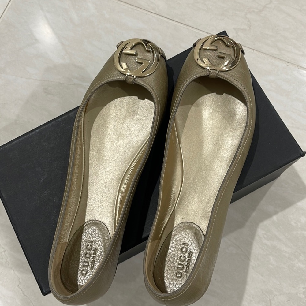 GUCCI Metallic Gold Leather Interlocking GG
Buckle Ballet Flats Size 7.5